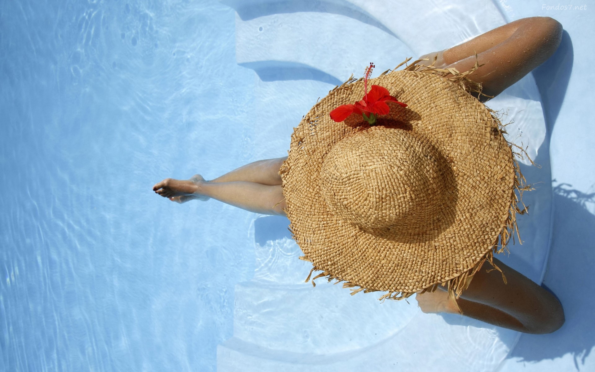 Chica en piscina de cloración salina